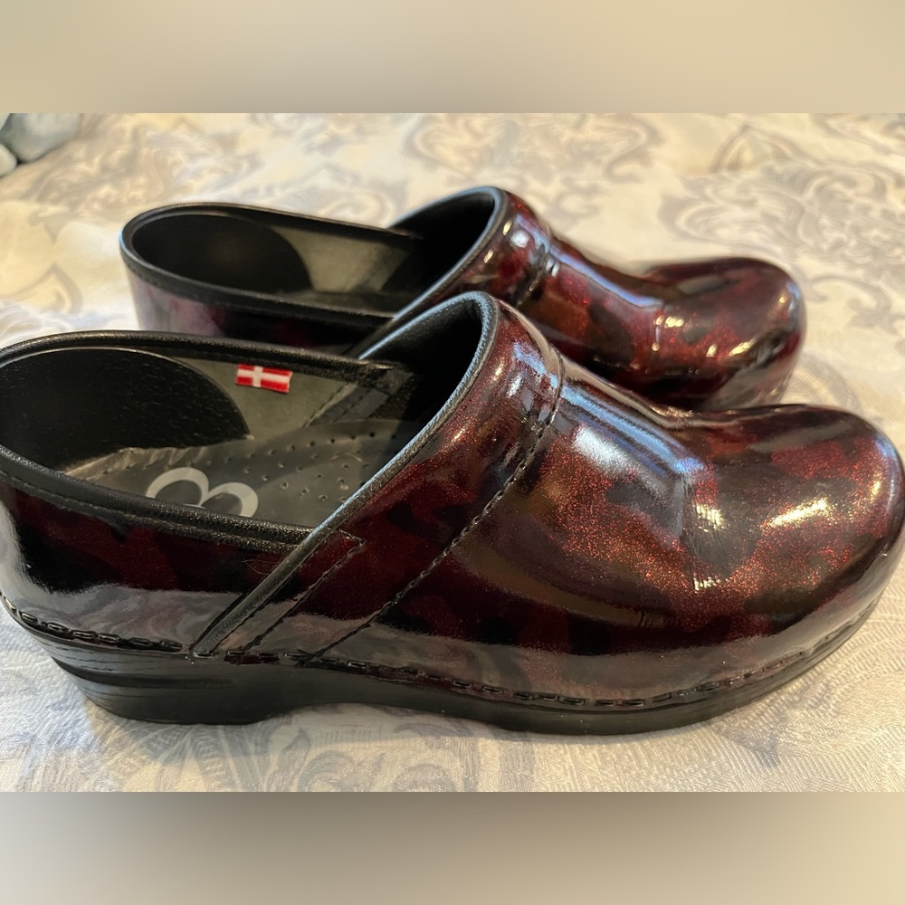Sanita nursing clogs, size 39, red glitter Camo pattern